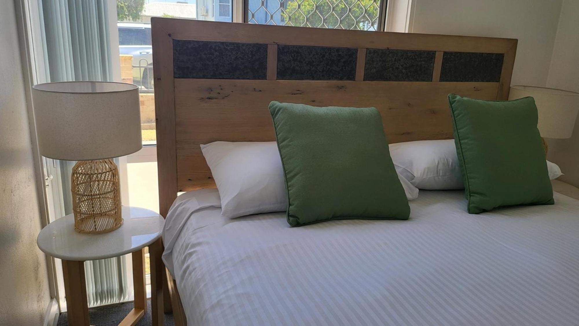 Husky 19 Beautifully Appointed - Great Location - In The Heart Of Husky *